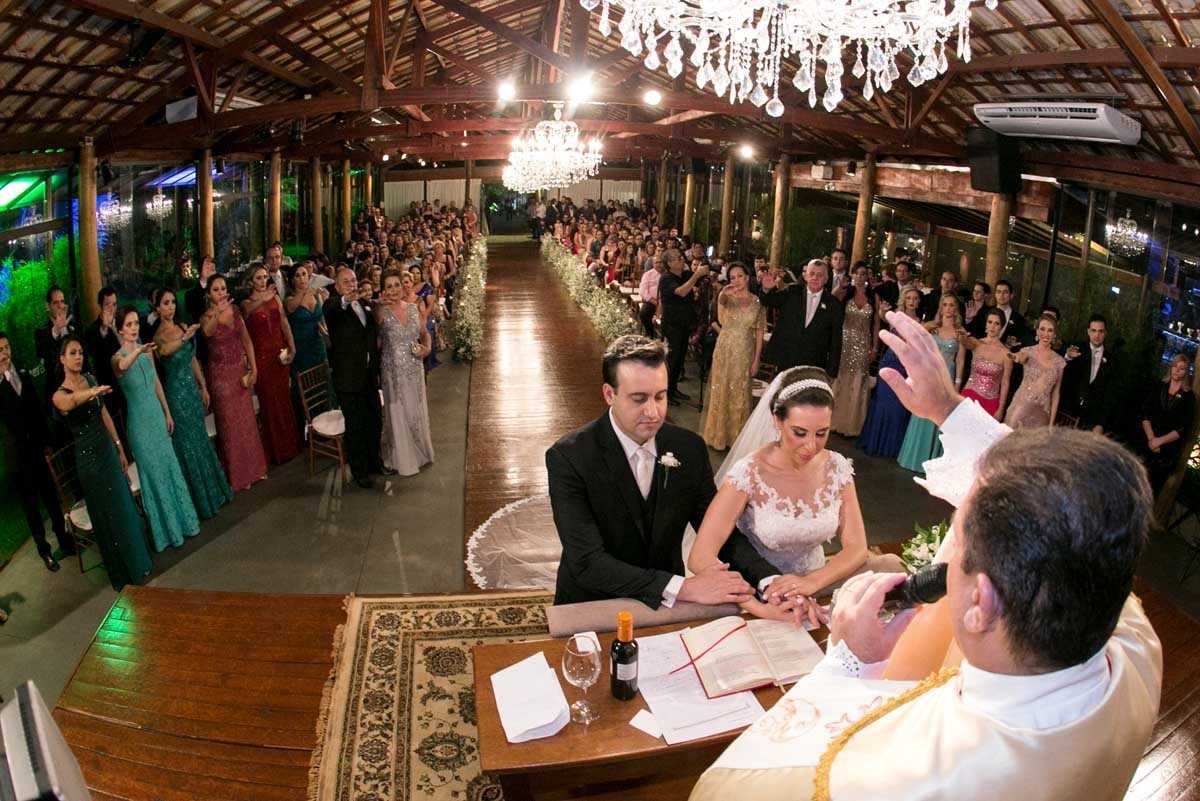benção do padre nos noivos em casamento realizado na Villa do Lago em Ribeirão Preto