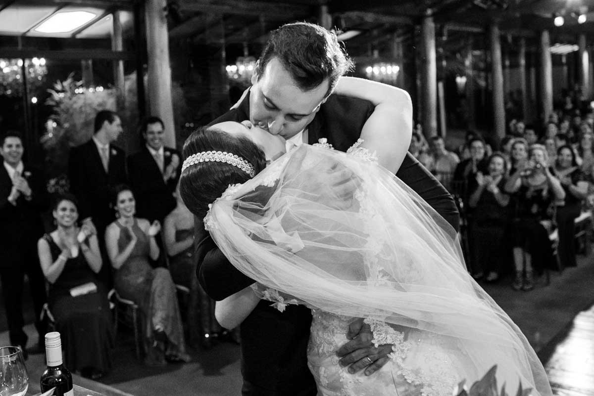 beijo apaixonado dos noivos