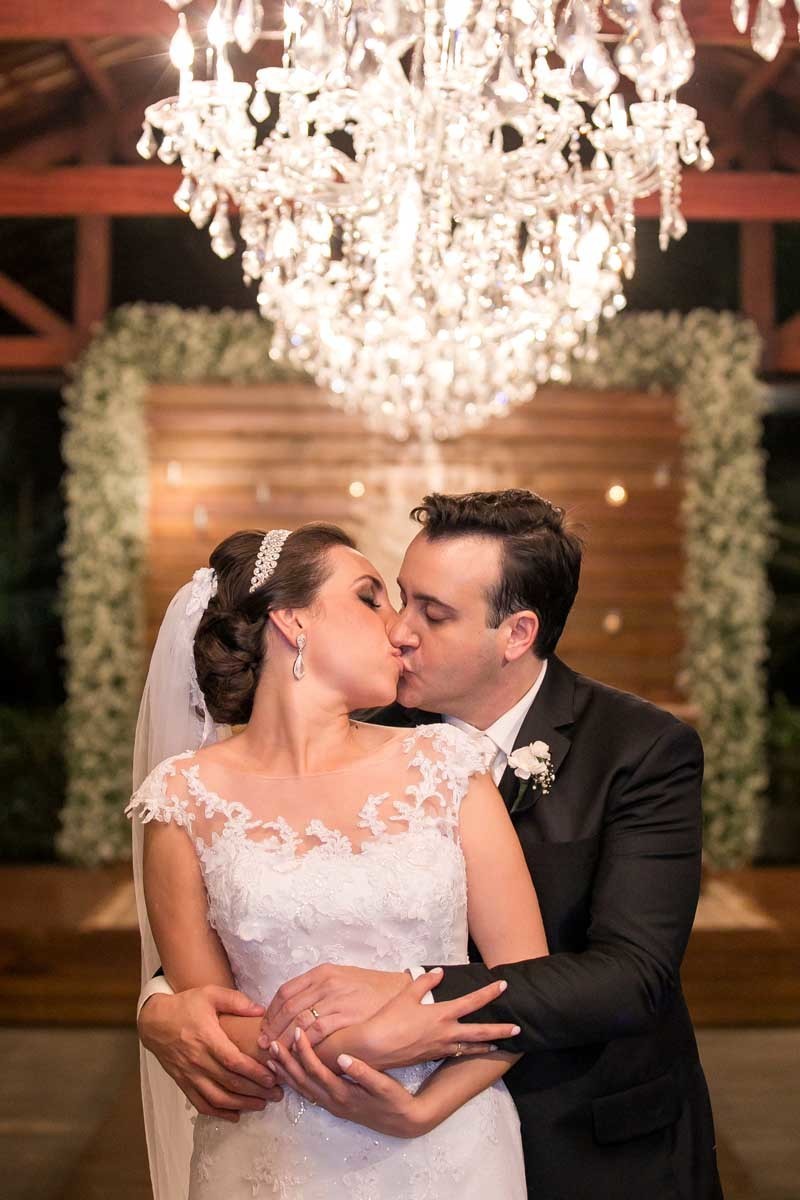 beijo dos noivos no ensaio após casamento