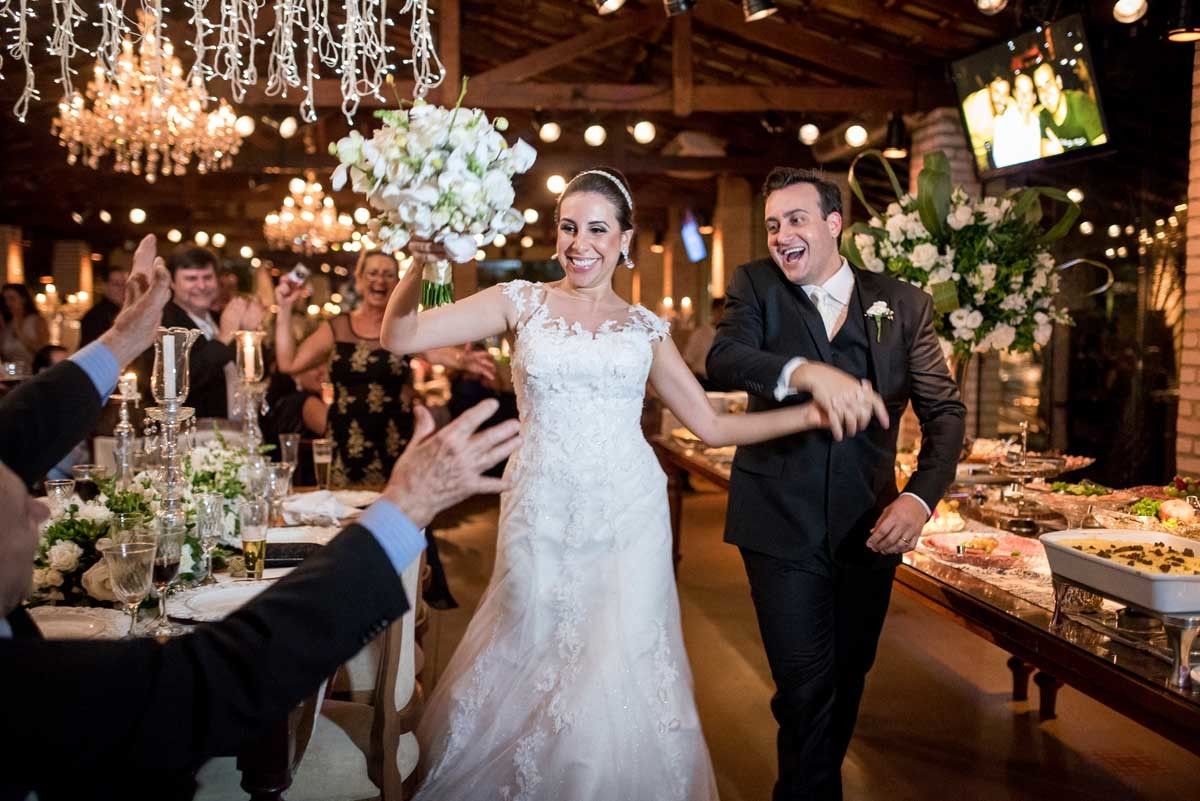 noivos chegando na festa