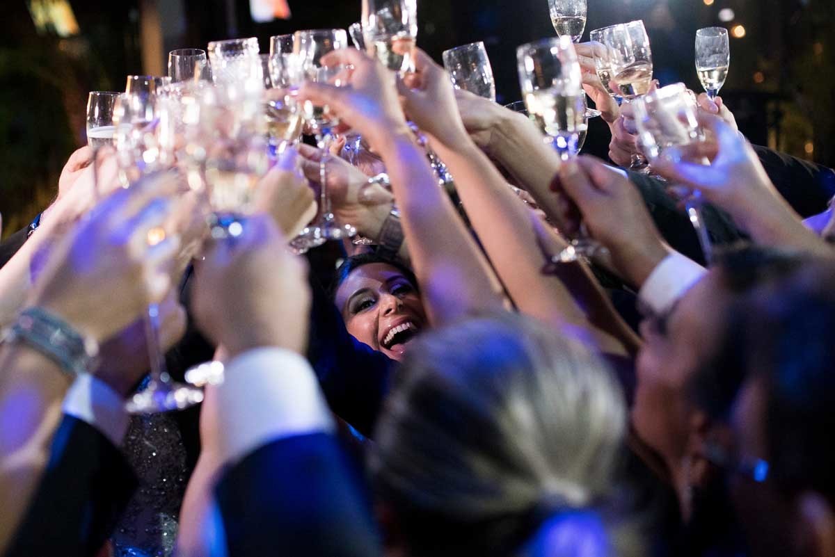 detalhes no brinde com sorriso da noiva