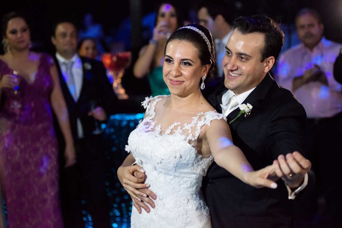 noivos dançando na festa de casamento