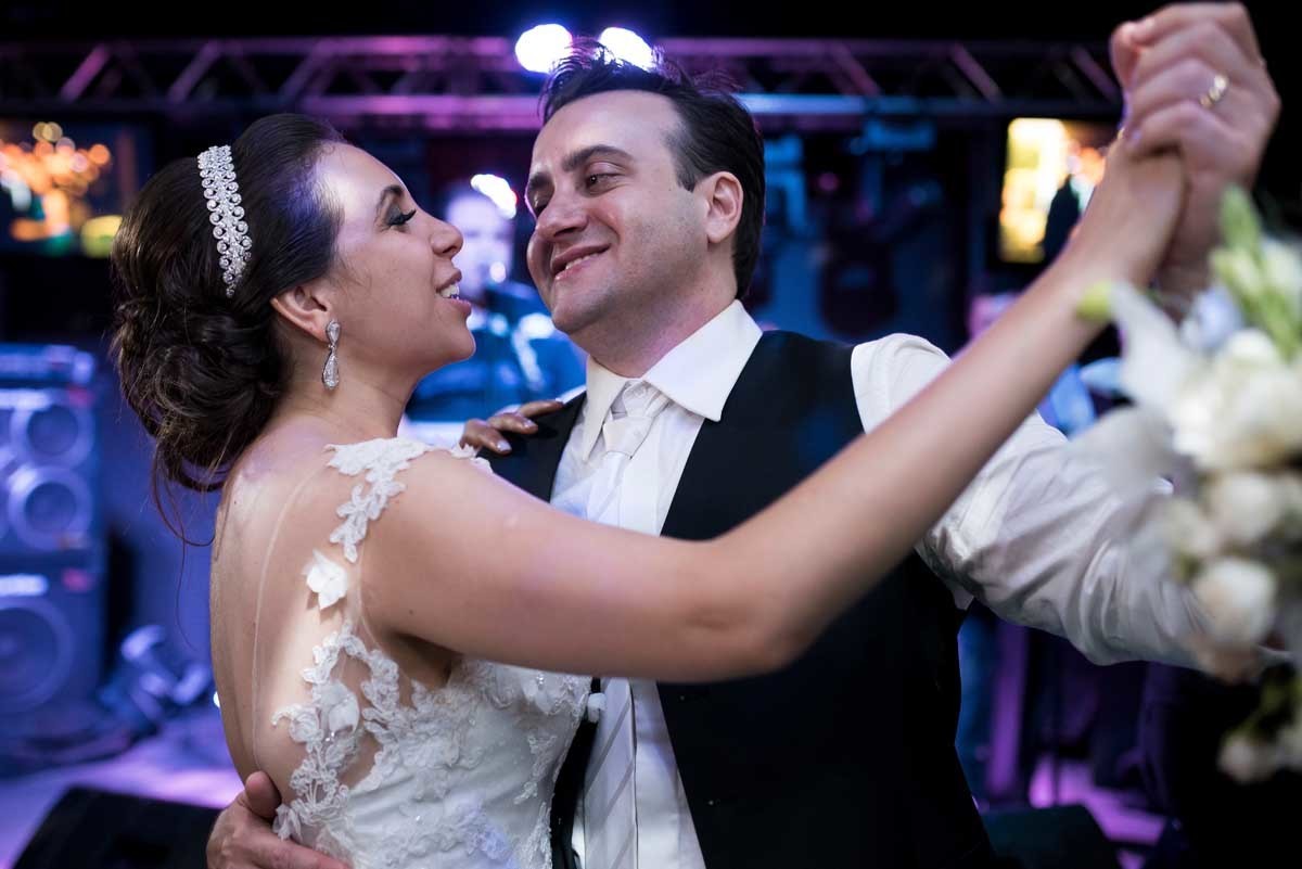 noivos dançando na festa de casamento na Villa do Lago em Ribeirão Preto