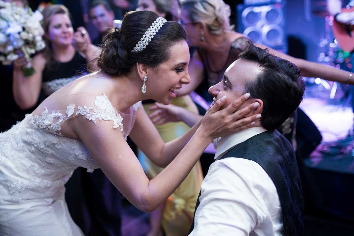 carinho dos noivos na festa de casamento na Villa do Lago em Ribeirão Preto