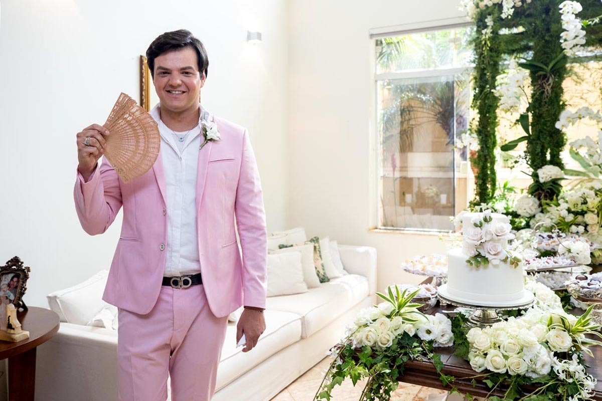 Terno rosa em festa de casamento