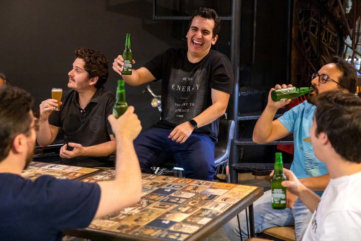 Noivo brinda com amigos no Brooklyn Barbearia Ribeirão Preto SP