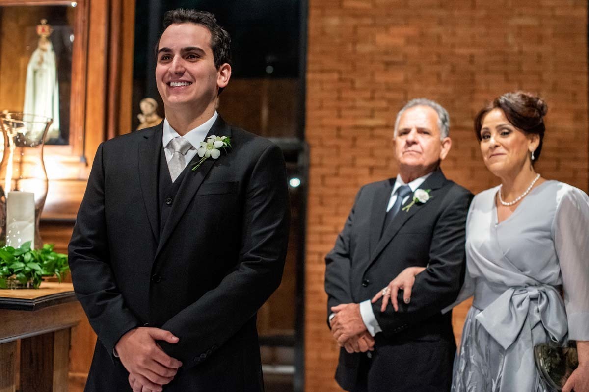Noivo aguarda noiva no altar no Espaço Golf em Ribeirão Preto SP. Fotógrafo de Casamento SP Leandro Frin