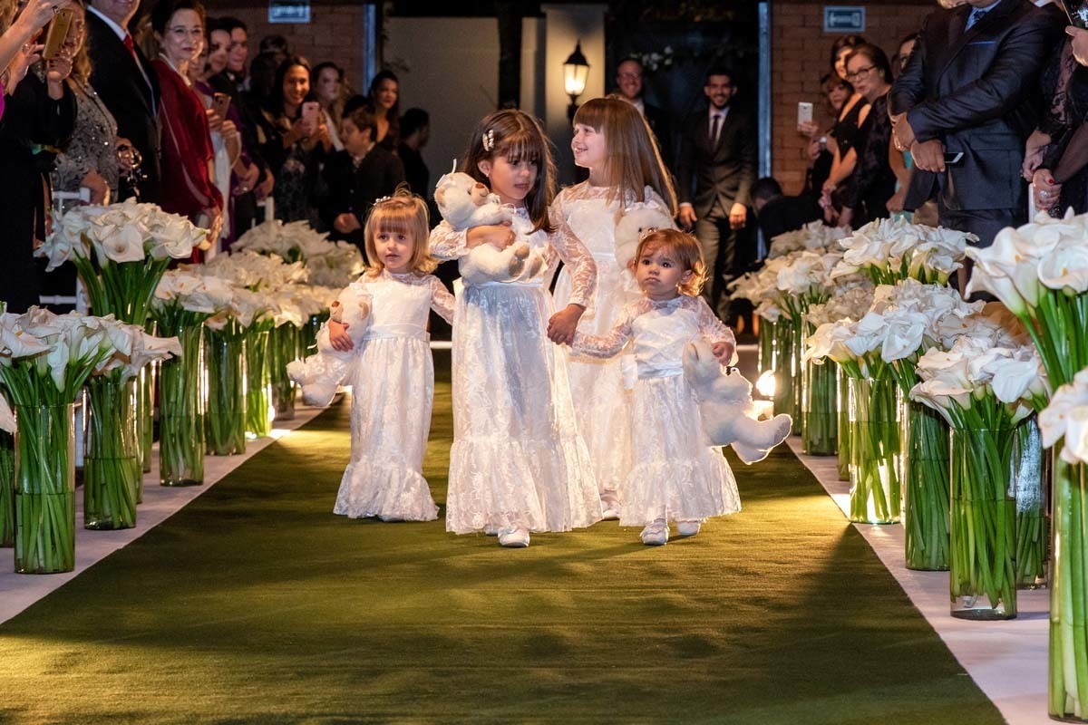 daminhas entrando no casamento da Carolina e Gustavo em Ribeirão Preto SP, Espaço Golf Ribeirão Preto SP