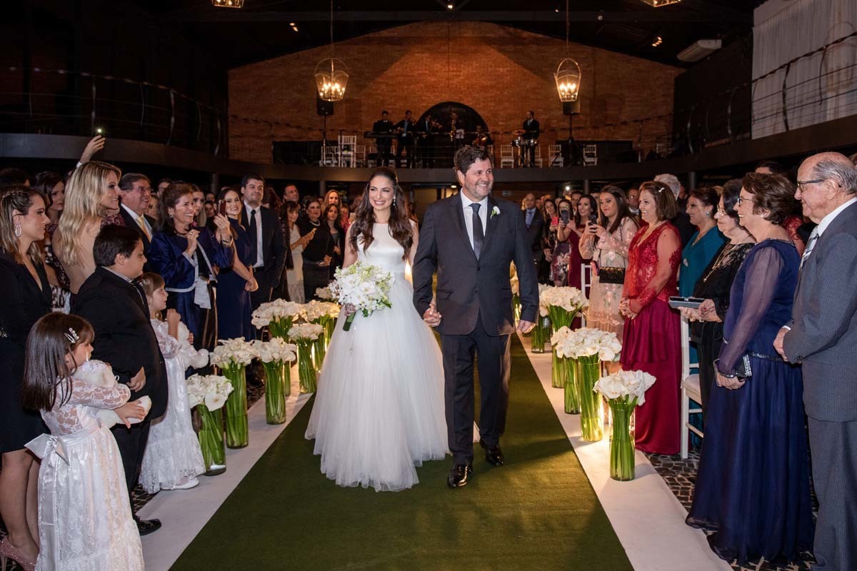 Linda noiva feliz entrando em seu casamento no espaço Golf em Ribeirão Preto SP