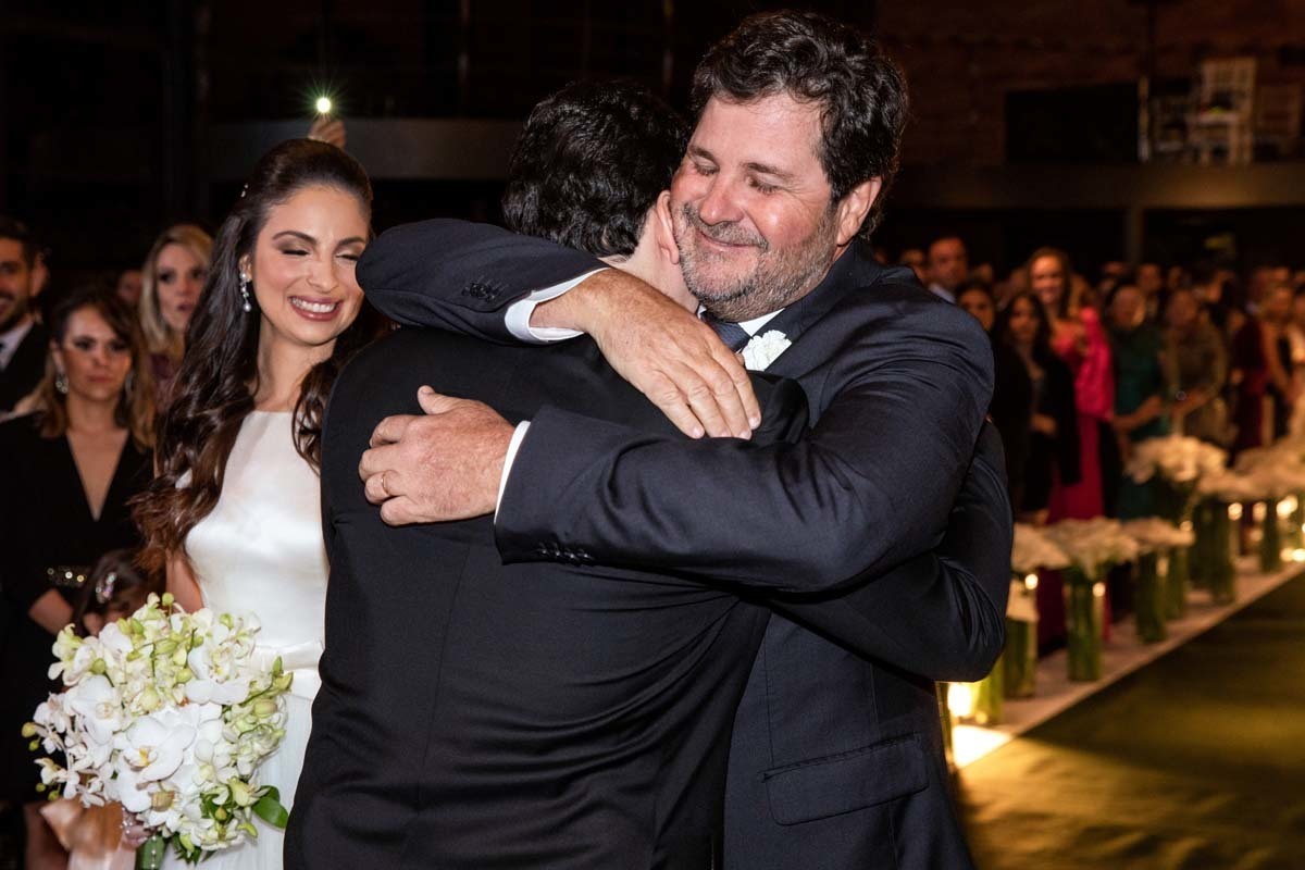 Abraço do pai da noiva no noivo Gustavo, Casamento em Ribeirão Preto SP