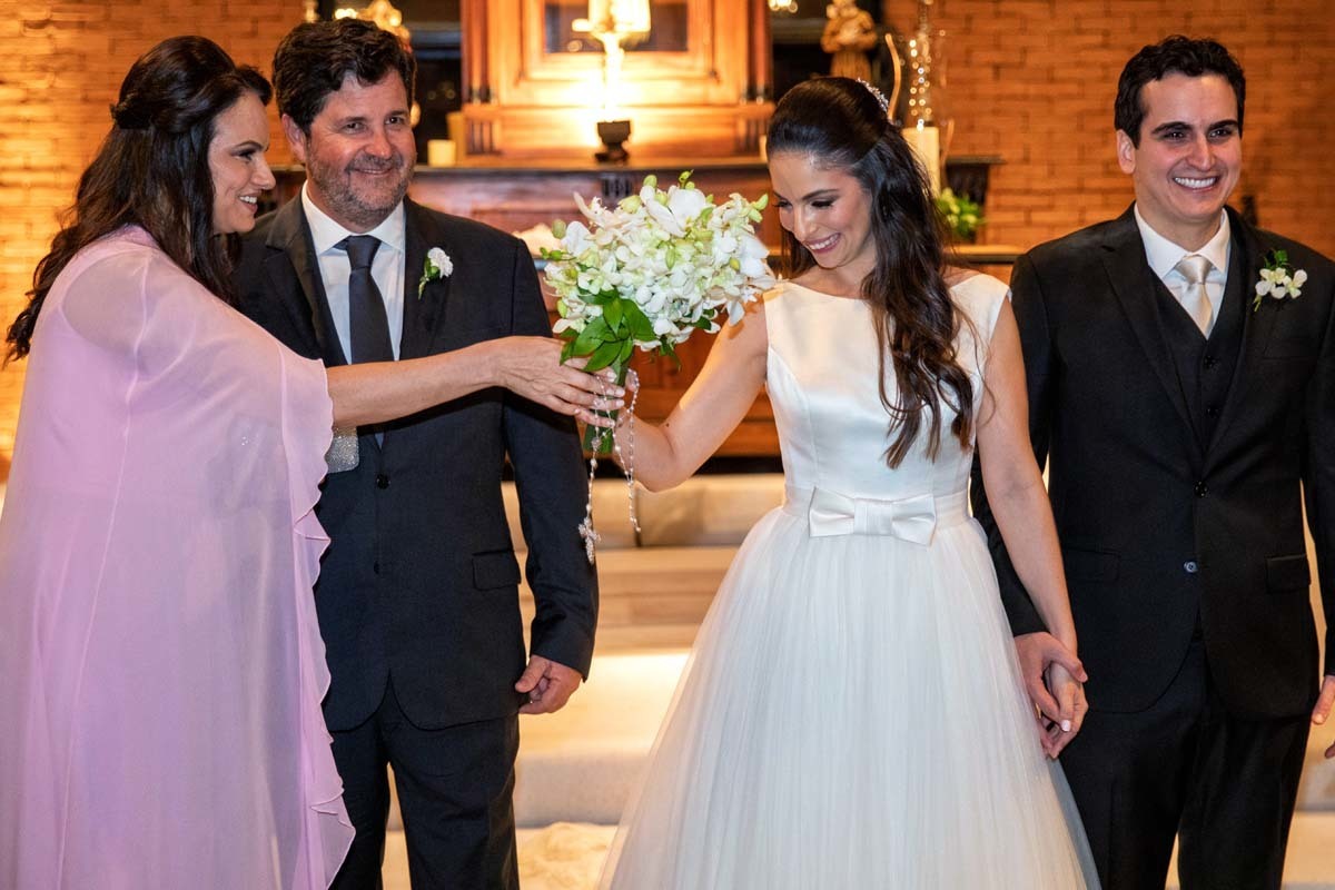 Mãe da noiva entrega o buquet para a noiva Carolina em seu casamento no espaço Golf Ribeirão Preto SP