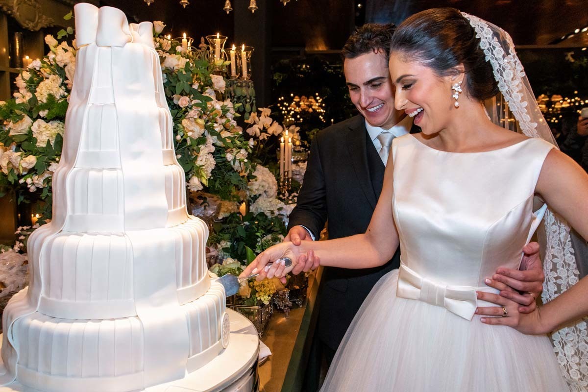 Corte do bolo no casamento de Carolina e Gustavo, bolo Isabela Suplicy Official, foto Leandro Frin Fotografias.