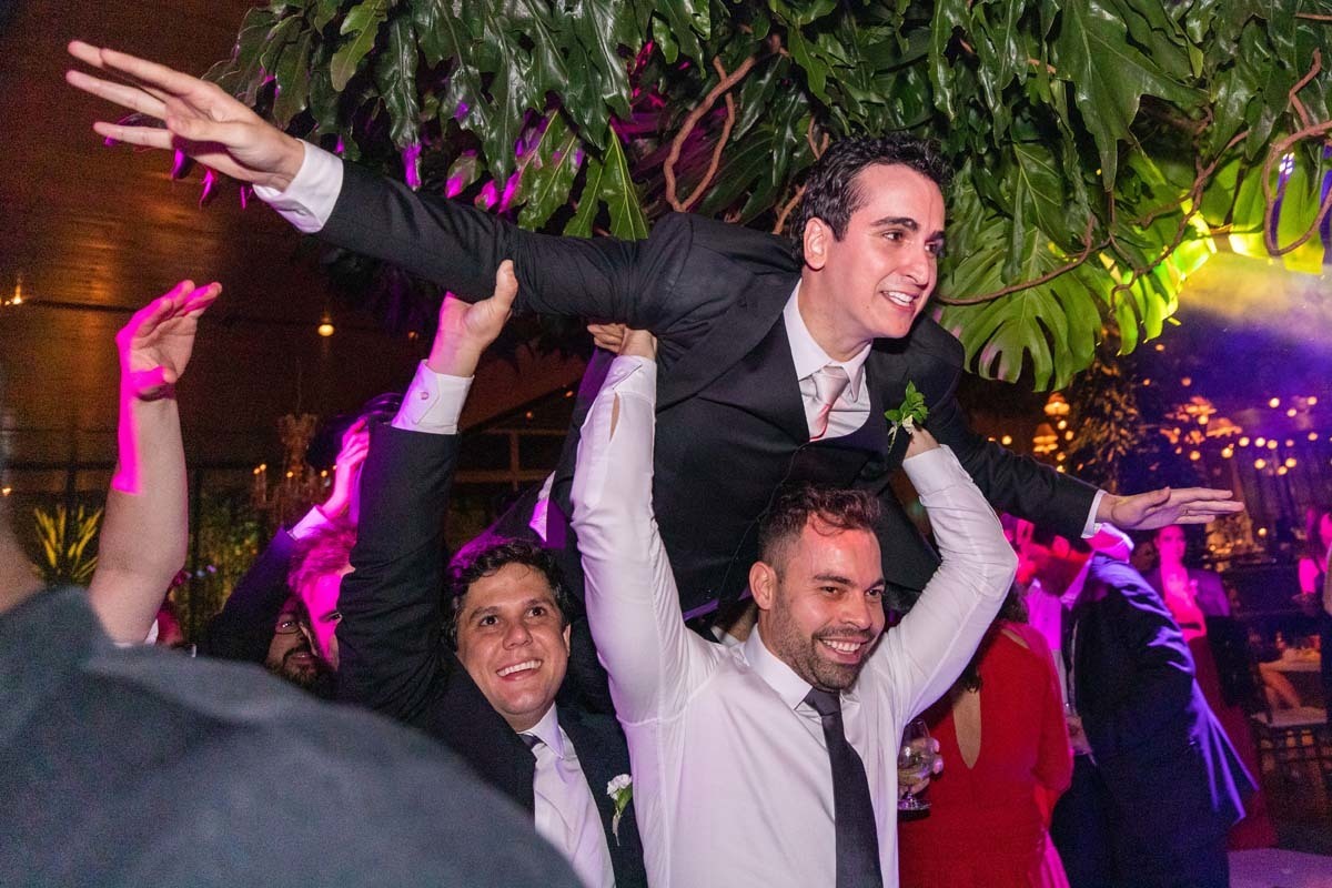 noivo se divertindo em sua festa de casamento realizado na Casa de Campo em Ribeirão Preto SP.