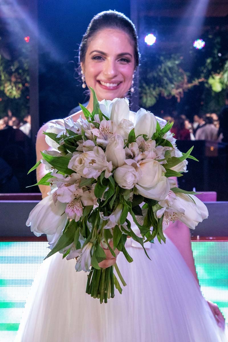 Noiva segurando o buquet - Leandro Frin Fotografias
