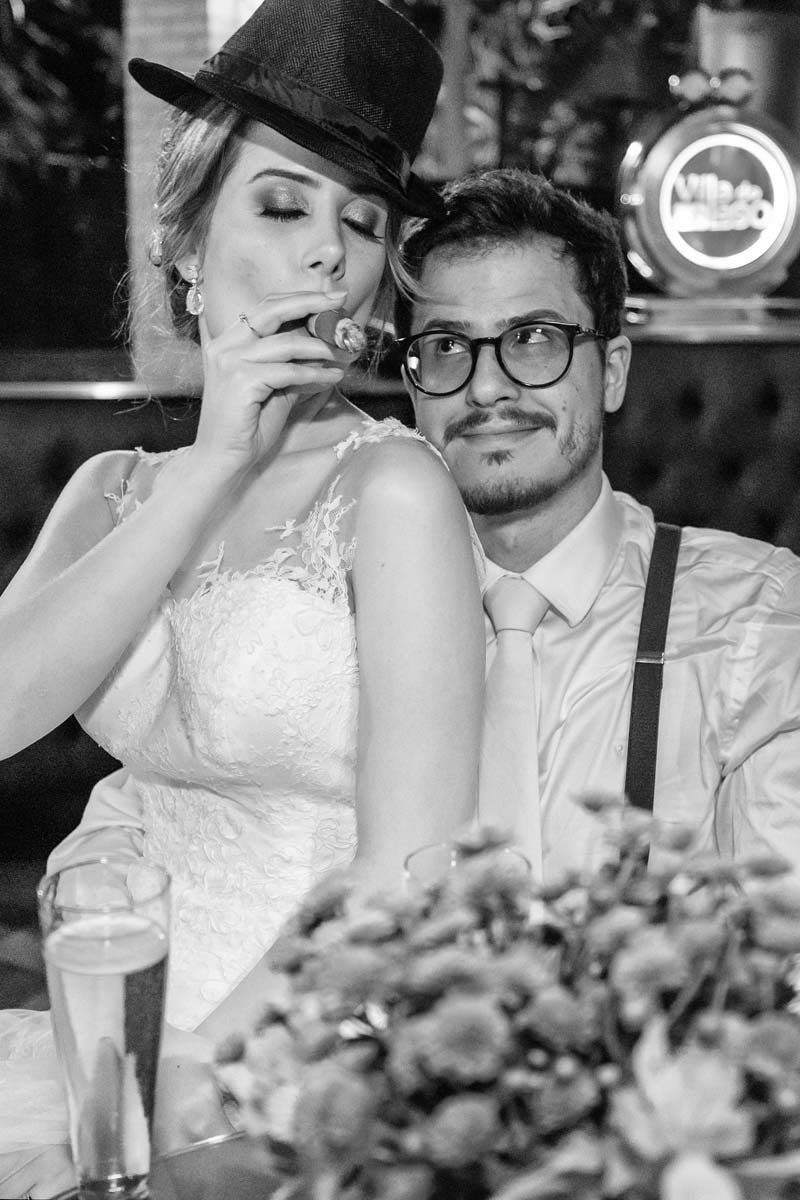 noiva fumando charuto