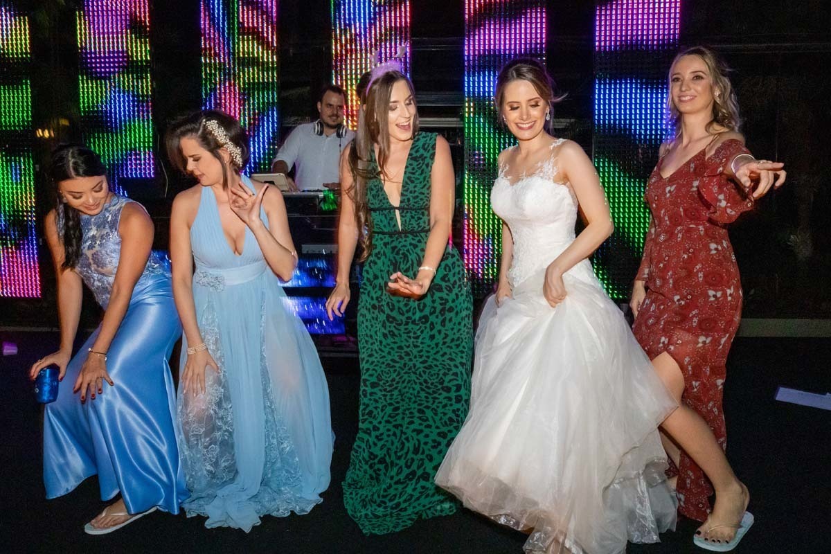 noiva dançando com as madrinhas villa do lago ribeirão preto