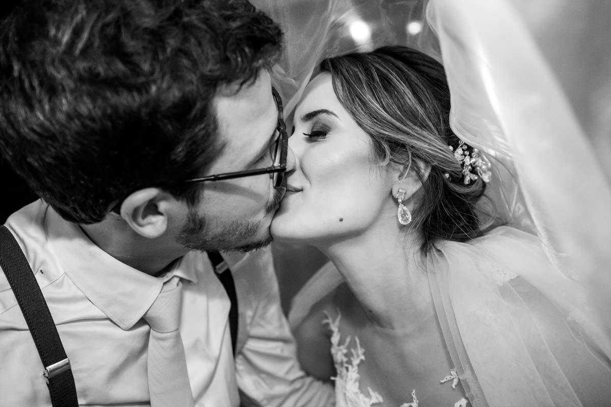 noivos beijando camila e ian casamento villa do lago