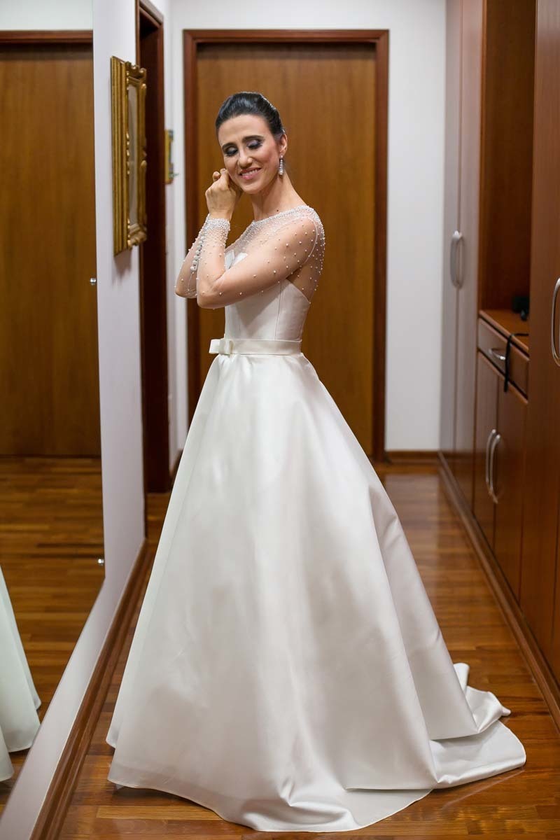 noiva colocando o brinco no make up realizado em sua casa em Batatais SP