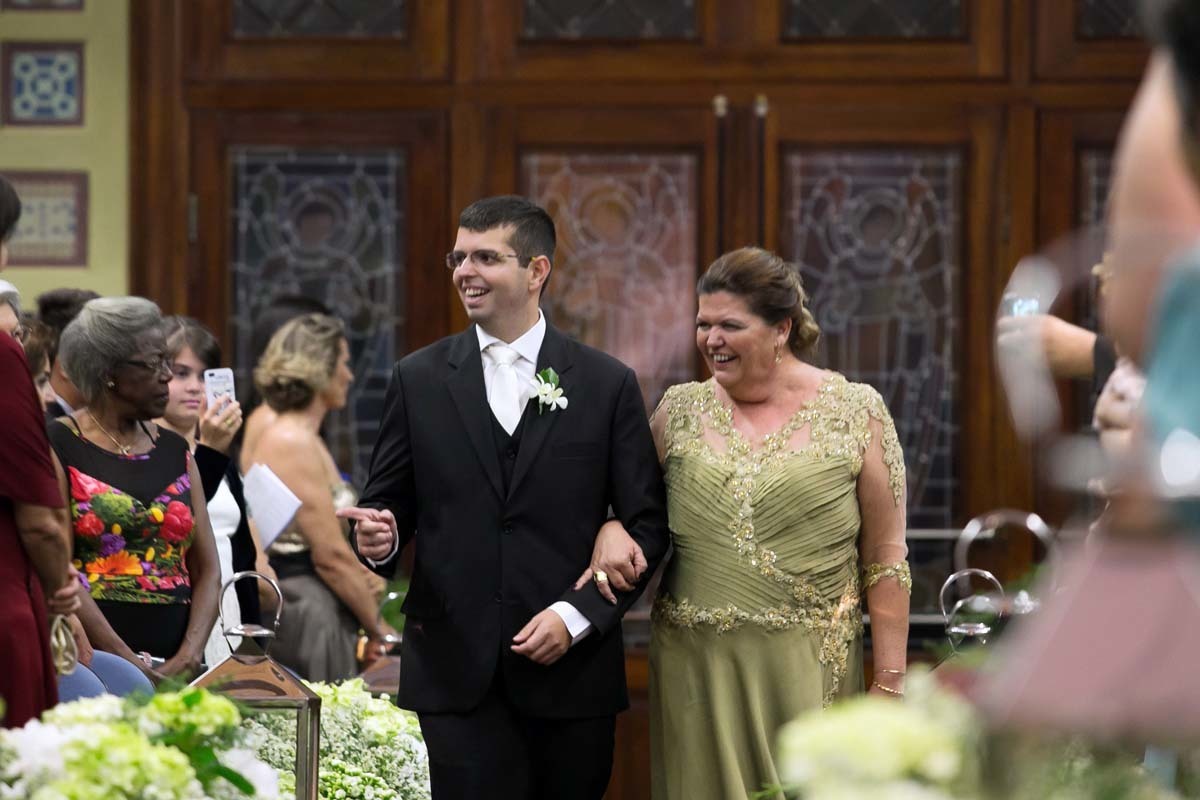detalhes do noivo entrando na igreja com sua mãe na capela do colégio Claretiano em Batatais SP