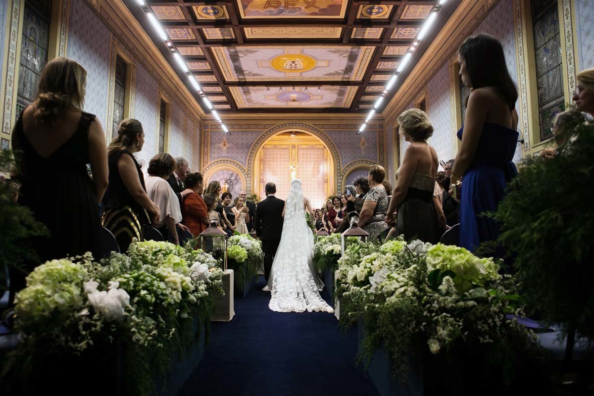 detalhes da entrada da noiva na capela do colégio São José Claretiano em Batatais SP