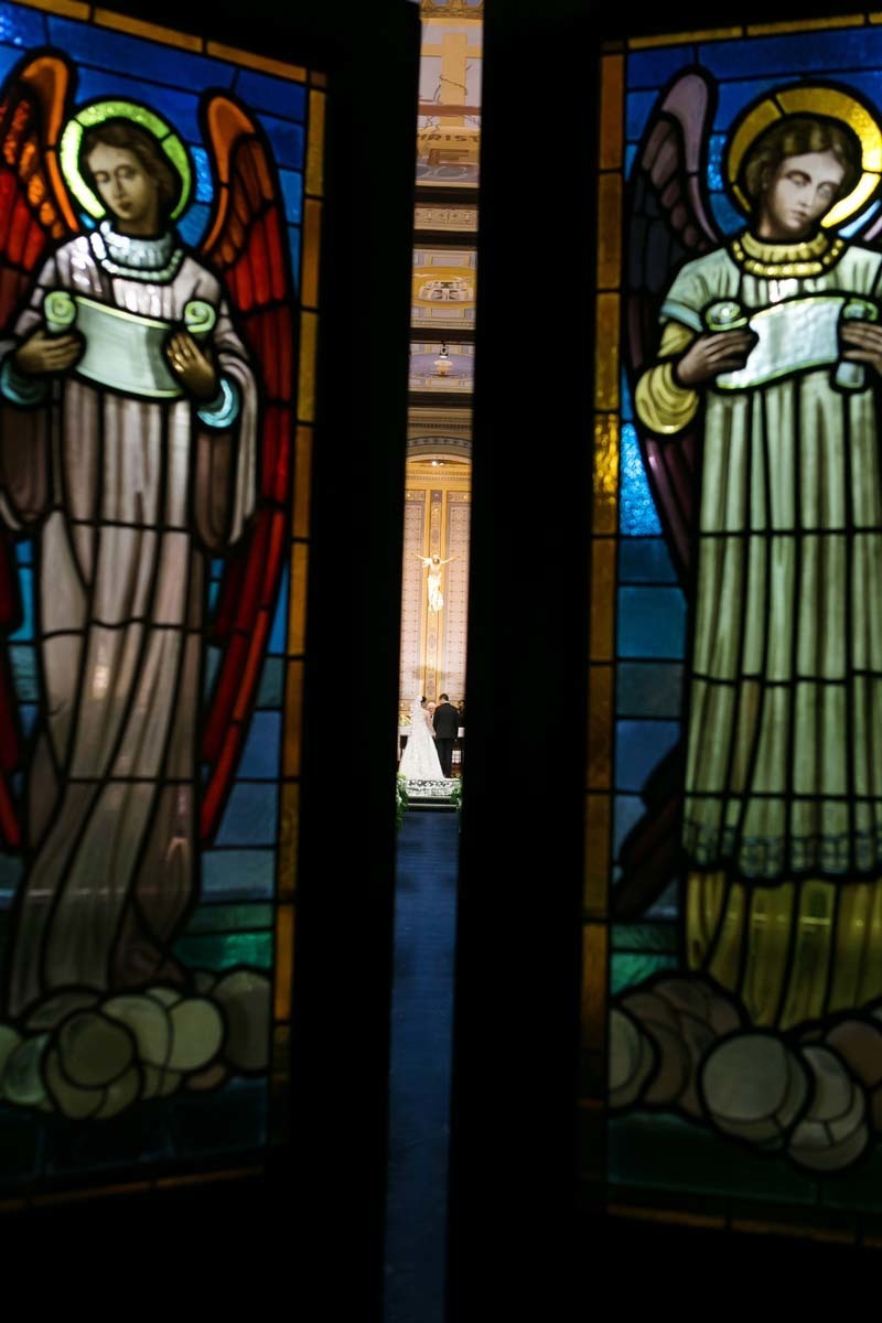 detalhes dos noivos na corta de vitral da Capela do colégio São José Claretiano em Batatais SP