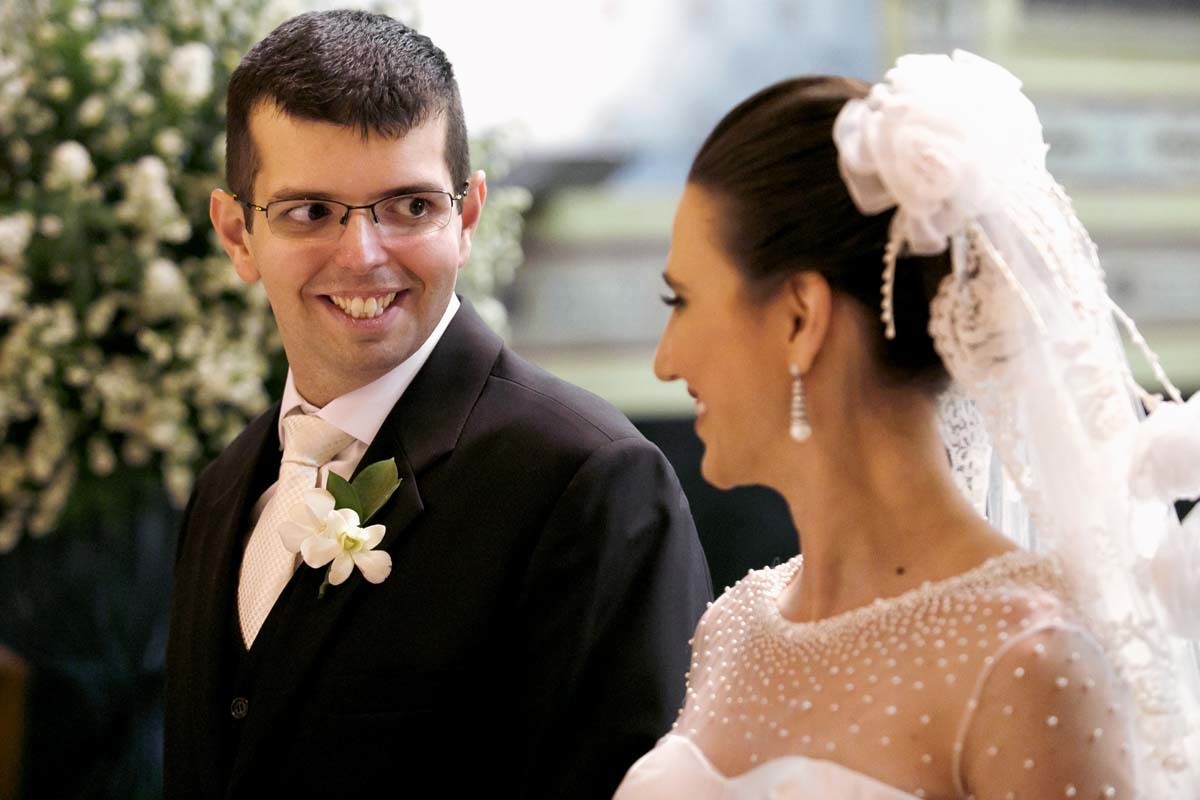noivos se olhando, lindo momento no casamento de Fabíola e Miguel na capela do Capela do colégio São José Claretiano em Batatais SP
