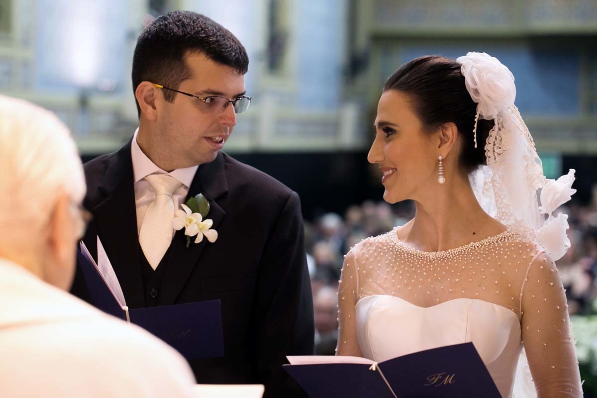 detalhes dos noivos no casamento de Fabíola e Miguel na Capela do colégio São José Claretiano em Batatais SP