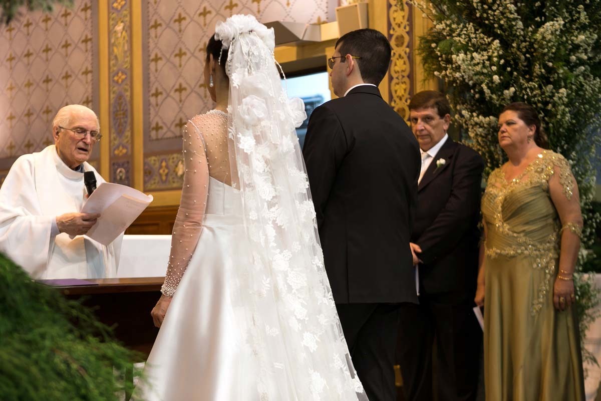 padre e noivos na cerimonia de casamento de Fabíola e Miguel em Batatais SP