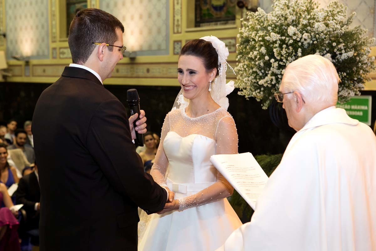 noivos sorrindo na Capela do colégio São José Claretiano em Batatais SP