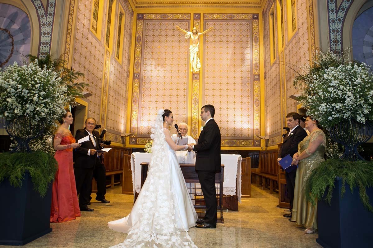 noivos no altar na Capela do colégio São José Claretiano em Batatais SP. Casamento de Fabíola e Miguel