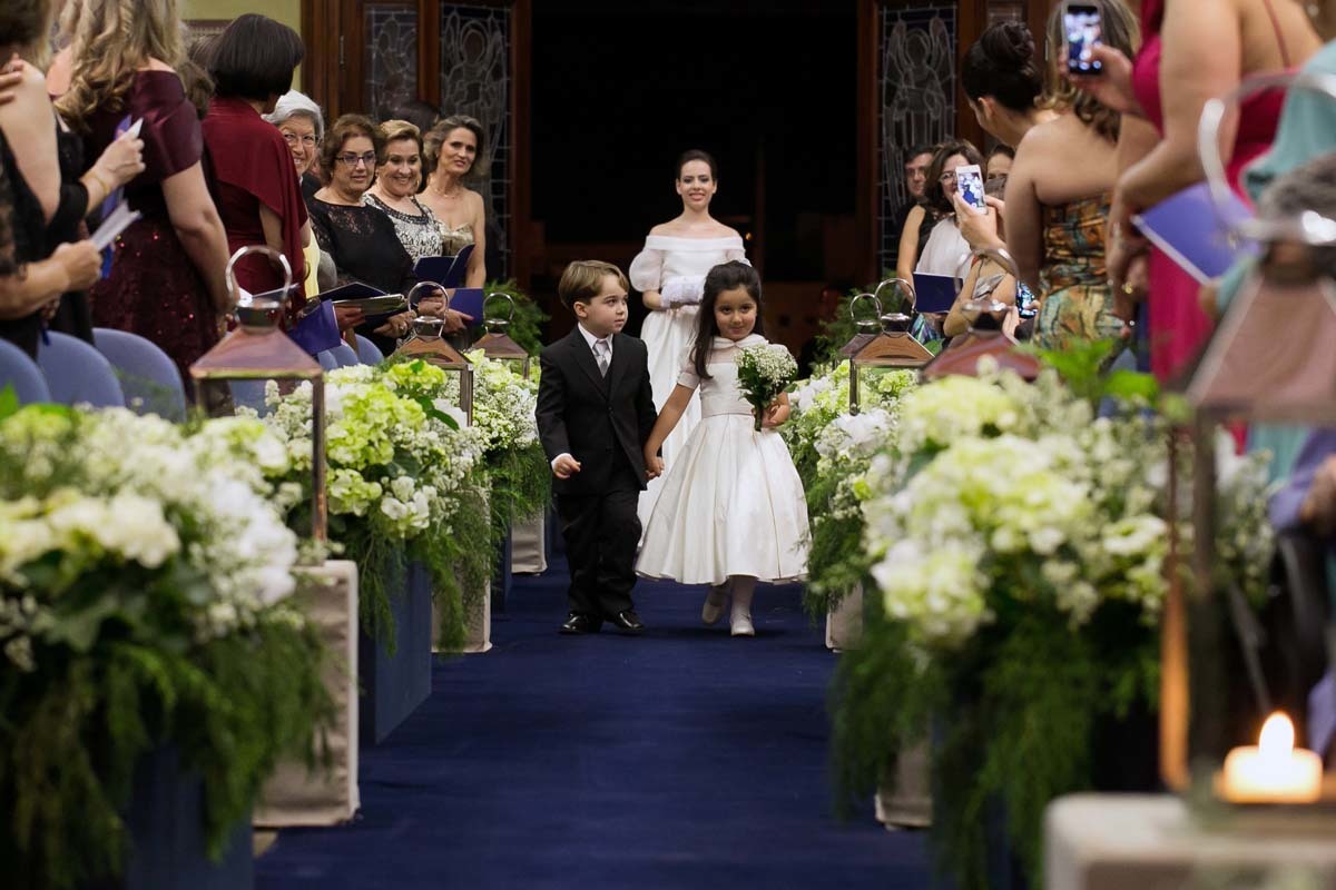 Daminhas e Pajem entrando na Capela do colégio São José Claretiano em Batatais SP.