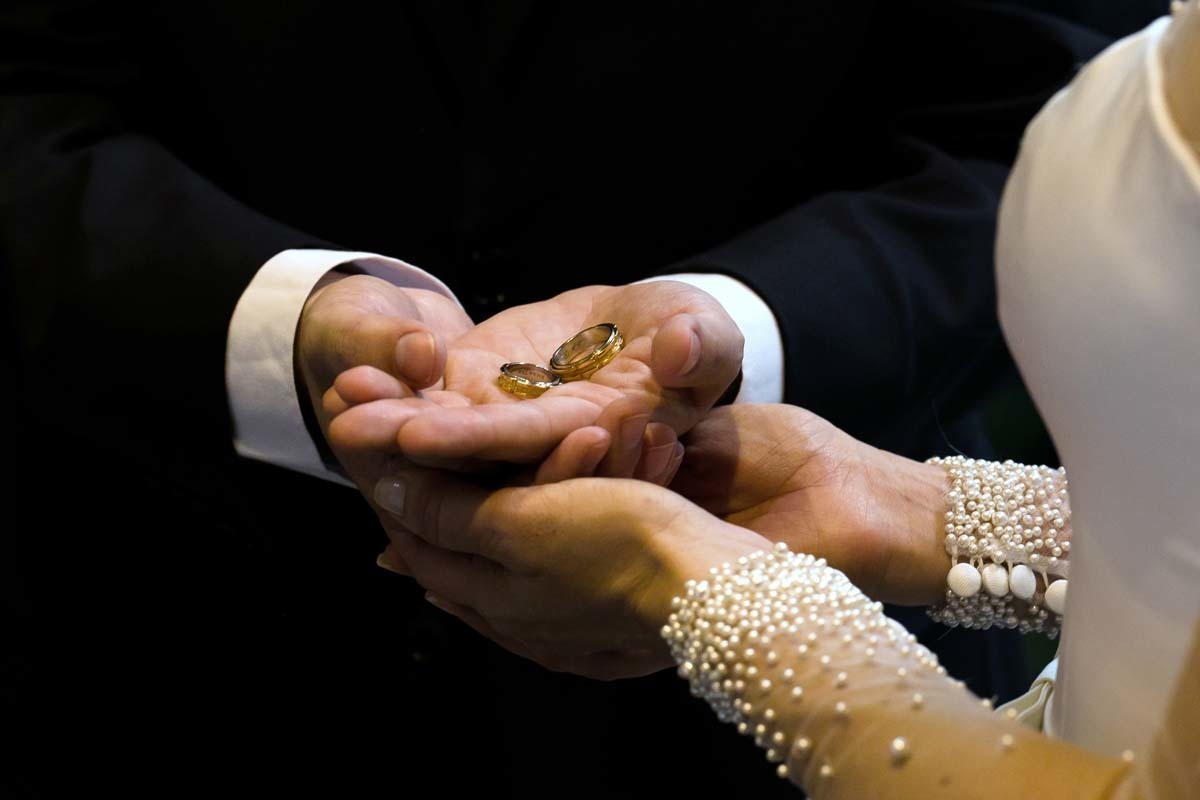 detalhes da aliança sendo abençoada, casamento em Batatais SP