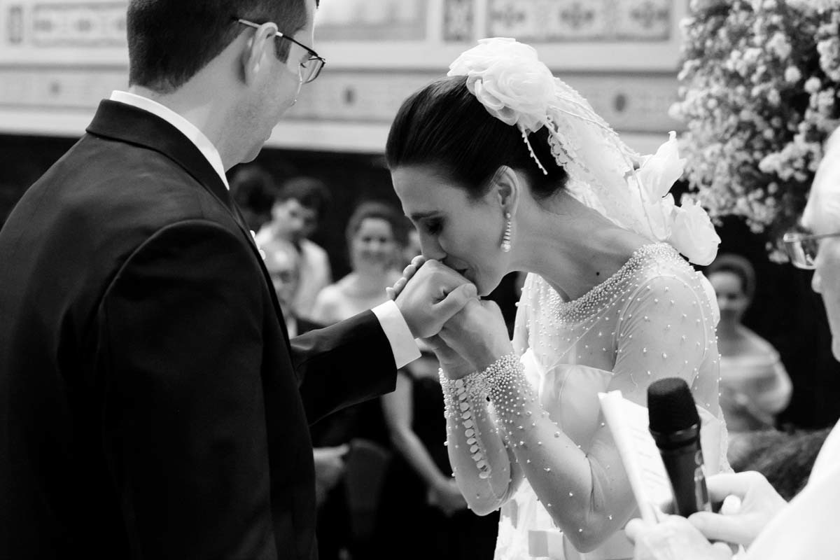 Beijo na aliança pela noiva Fabíola