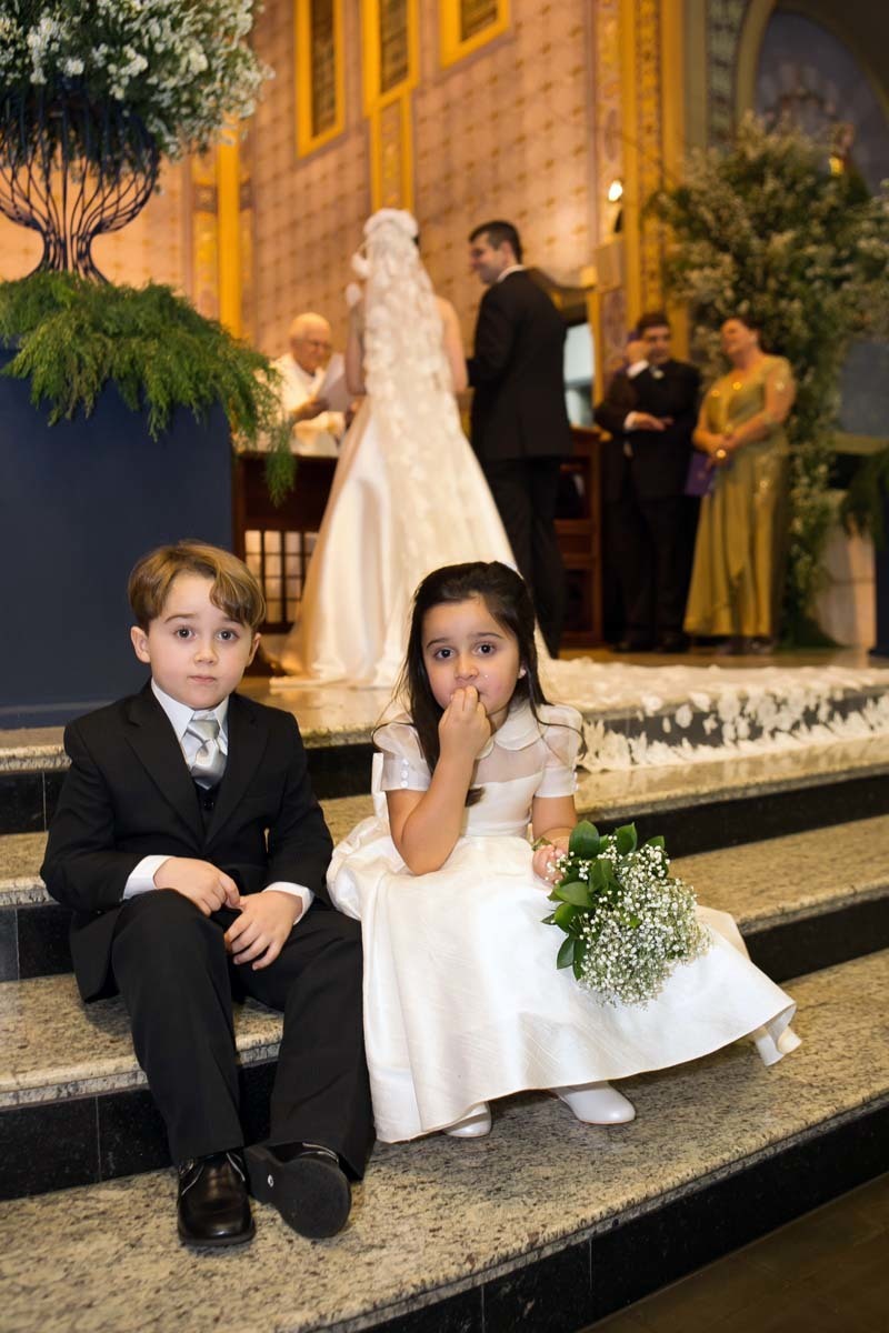 daminha e pajem sentados no altar da Capela do colégio São José Claretiano em Batatais SP