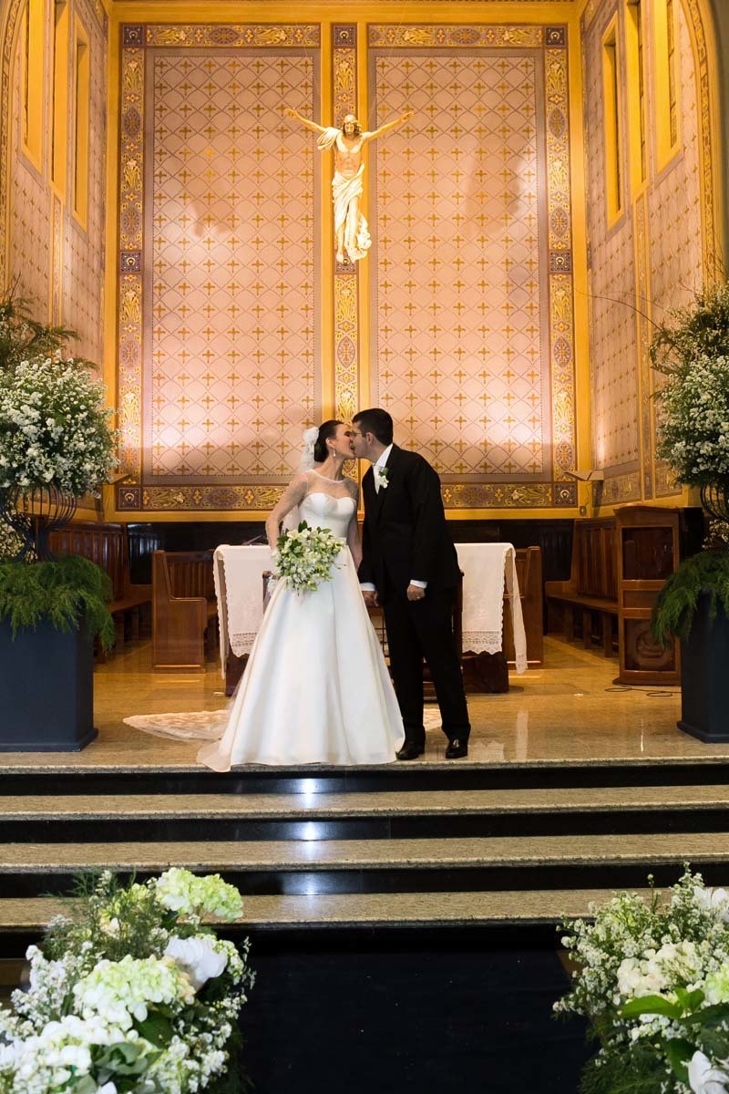 beijo dos noivos no Casamento em Batatais de Fabíola e Miguel na Capela do colégio São José Claretiano em Batatais SP