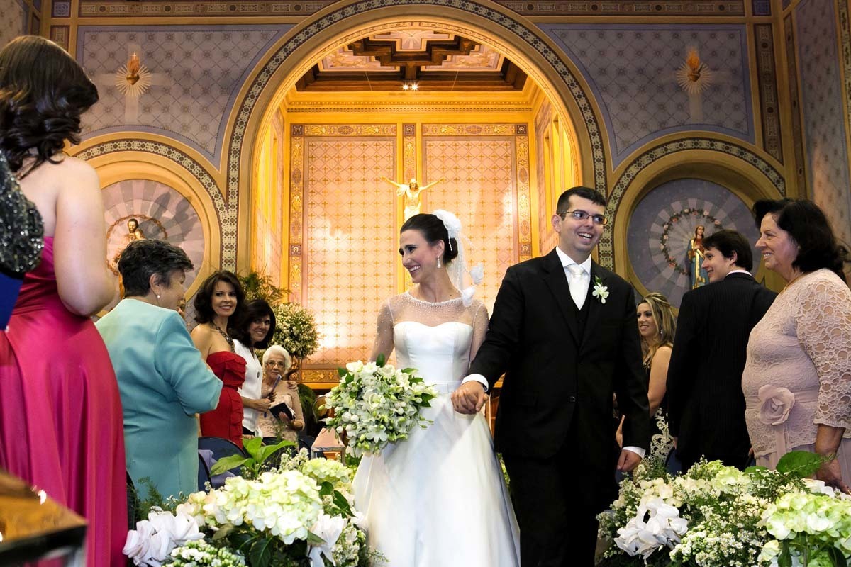 Lindo detalhe da saída dos noivos na igreja do colégio São José Claretiano