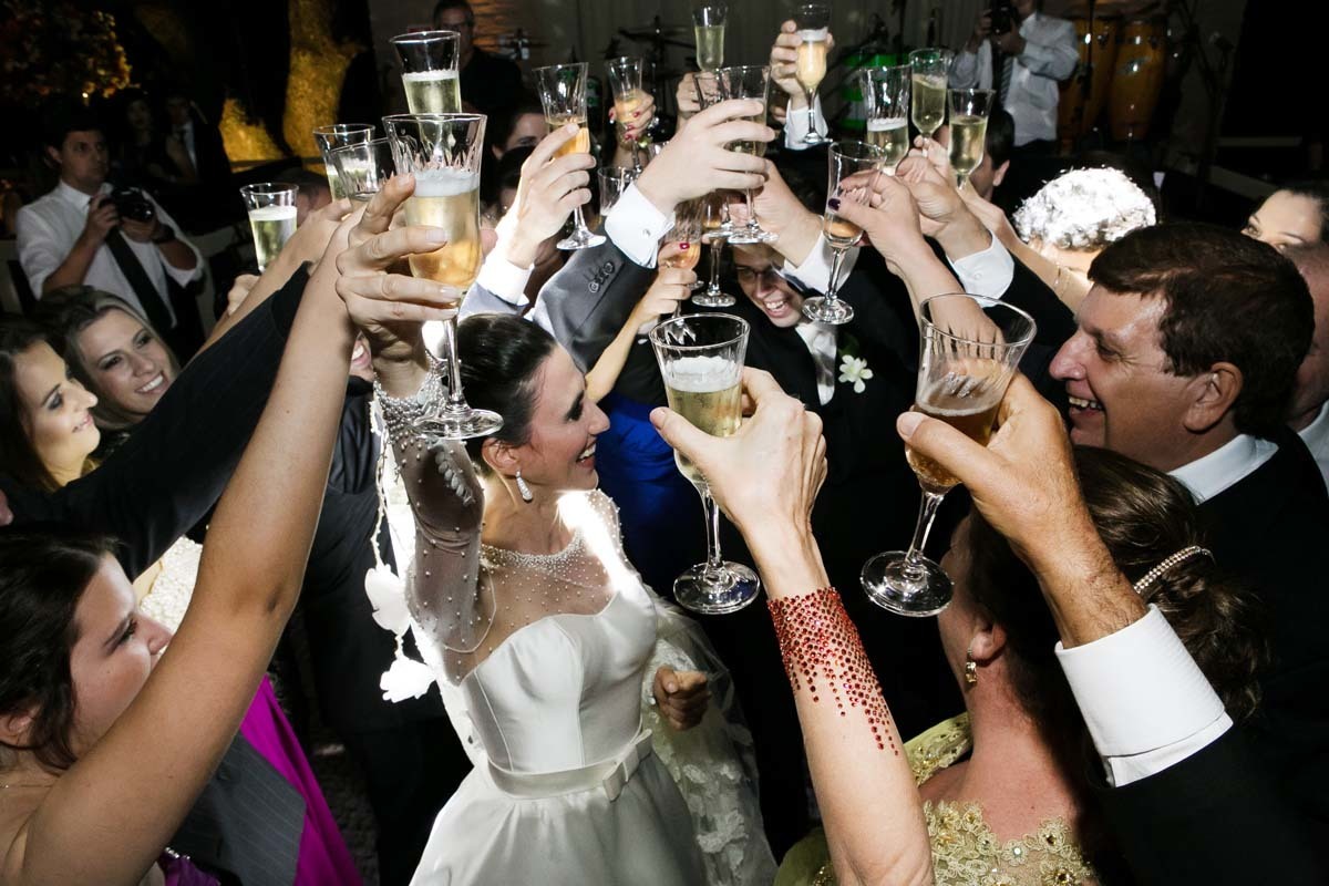 brinde dos noivos na Villa Casuarina em Batatais, Fotógrafo de Casamento Leandro Frin