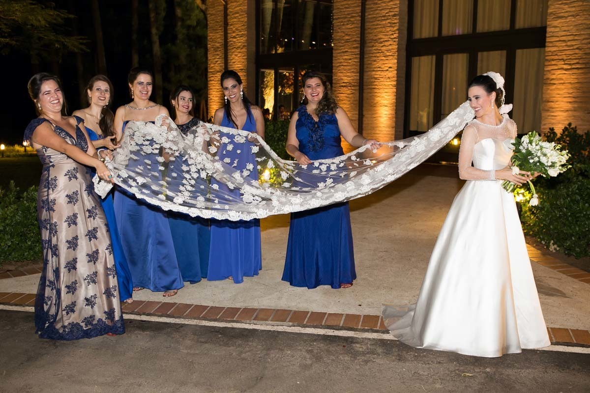 madrinhas segurando o vestido da noiva, Casamento Villa Casuarina Batatais