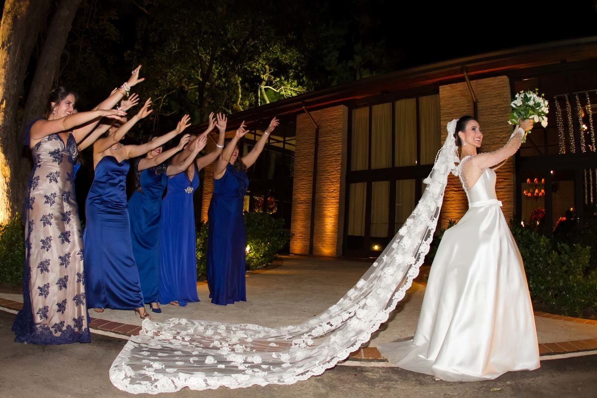 noiva brincando com o buquet da Galeria das Flores, casamento Fabíola e Miguel Villa Casuarina Batatais SP