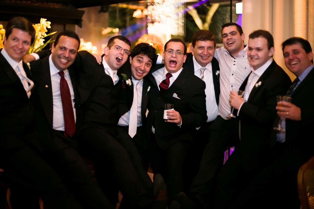 noivo com amigos no casamento na villa casuarina em batatais sp