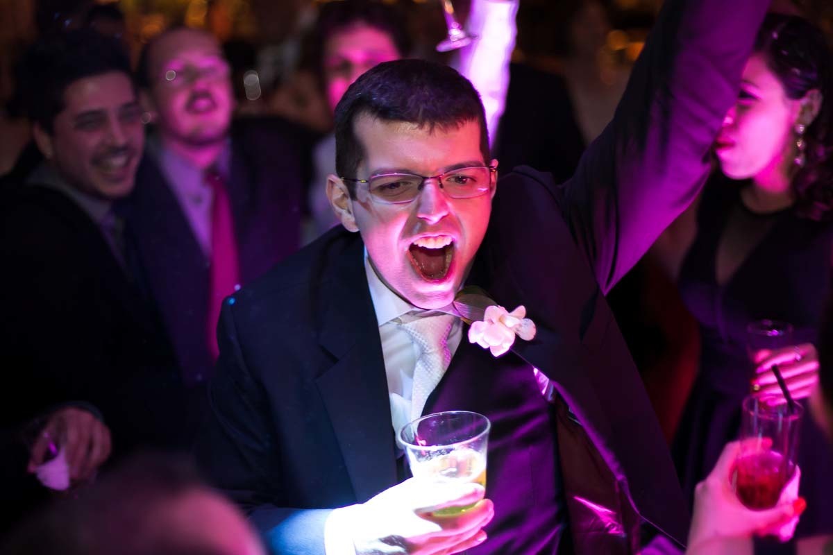 muita alegria do noivo Miguel em seu casamento na Villa Casuarina em Batatais, fotógrafo de Casamento Leandro Frin