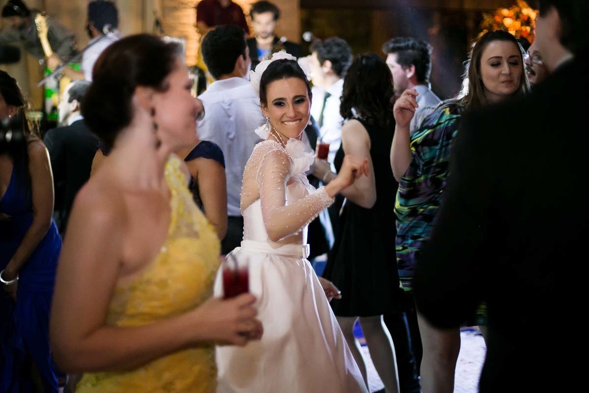 noiva Fabíola dançando na Villa Casuarina em Batatais SP