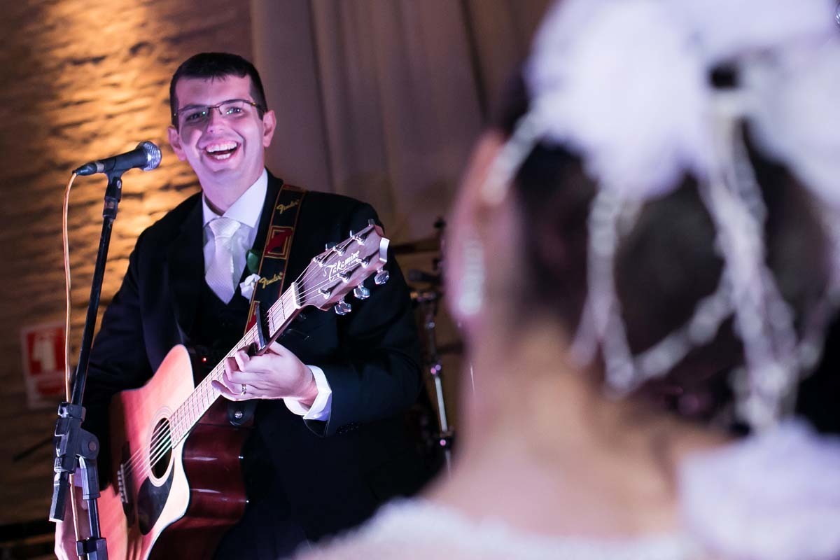 noivo toca violão para a noiva em seu casamento na Villa Casuarina em Batatais SP