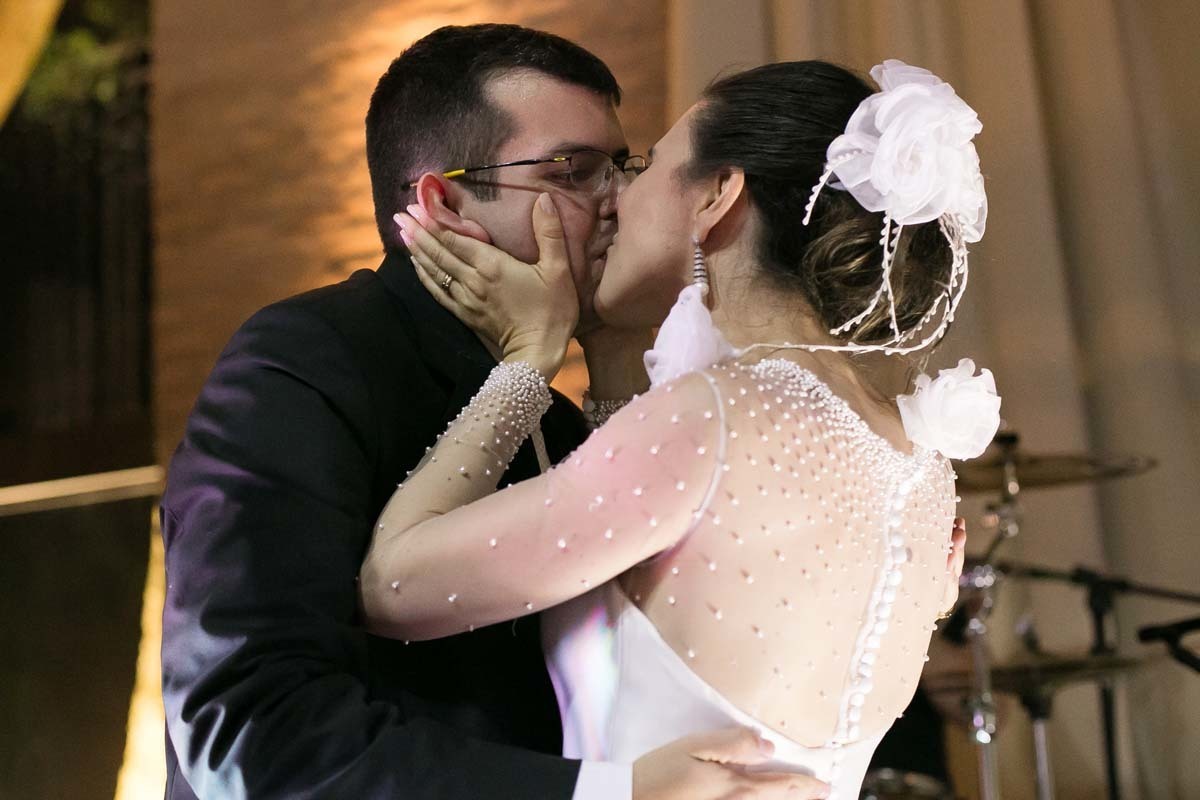 beijo dos noivos Villa Casuarina em Batatais SP