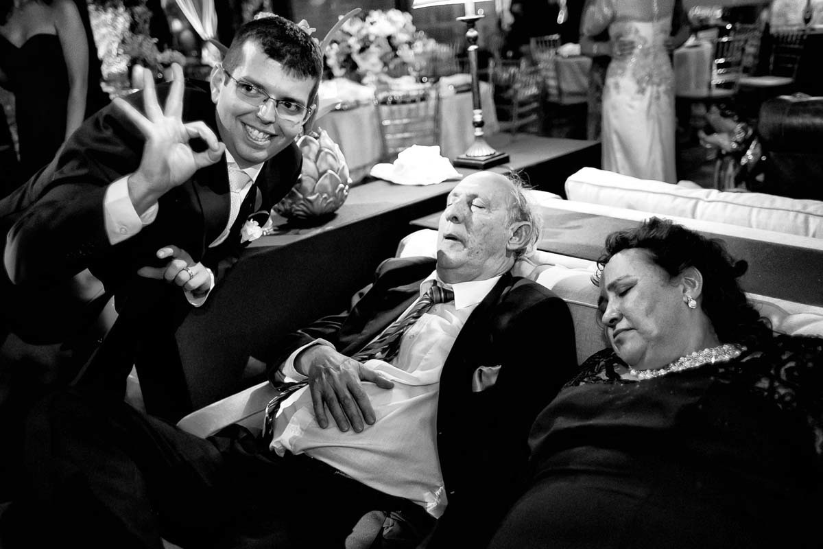 noivo brinca com convidados dormindo na Villa Casuarina em Batatais SP