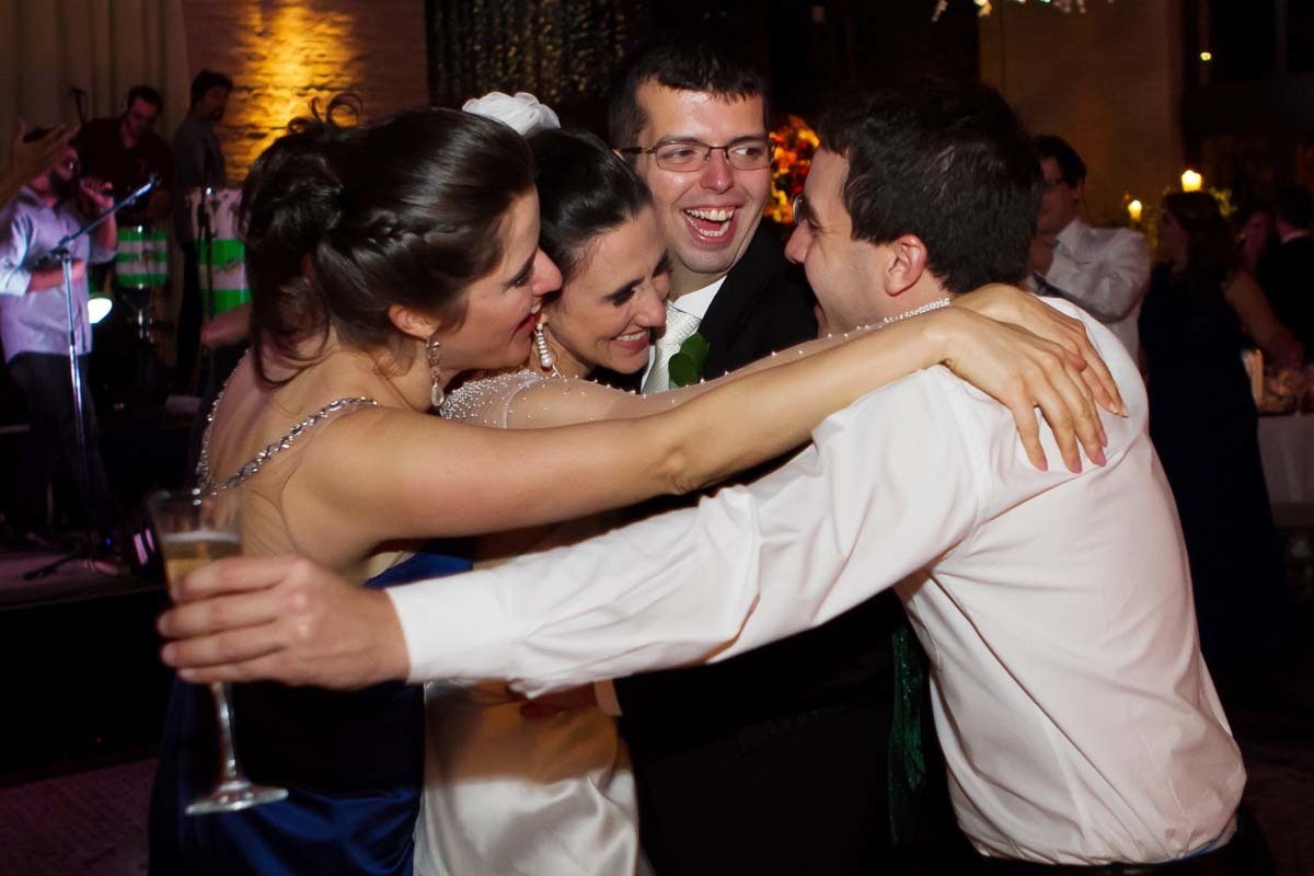 noivos sendo abaçados na festa de casamento de Fabíola e Miguel em Batatais SP, villa Casuarina