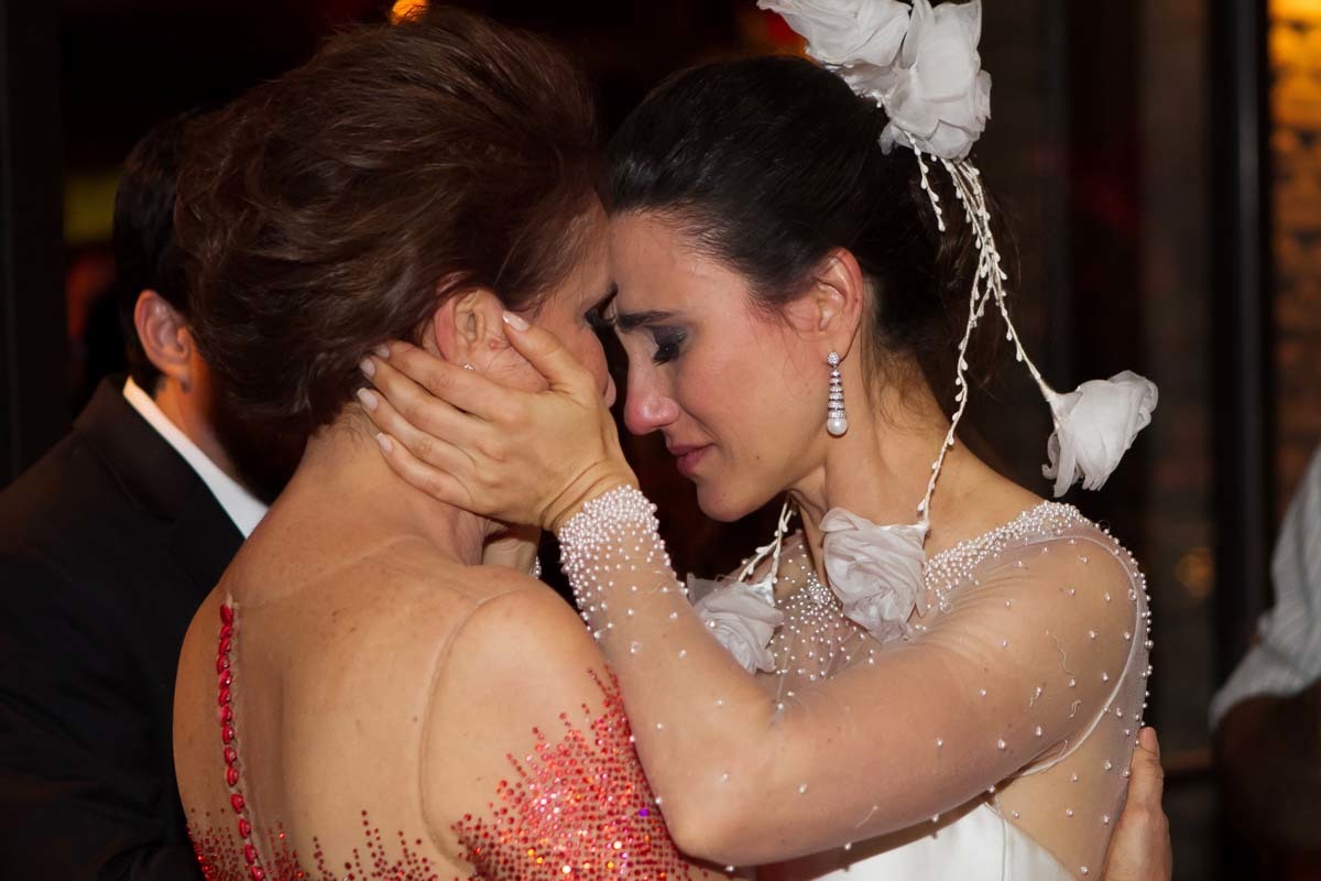 abraço emocionado da noiva em Sua mãe no casamento de Fabíola e Miguel em Batatais SP