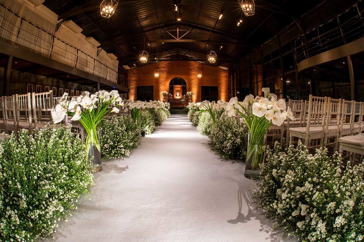 capela do Espaço Golf decorada com copos de leite para casamento