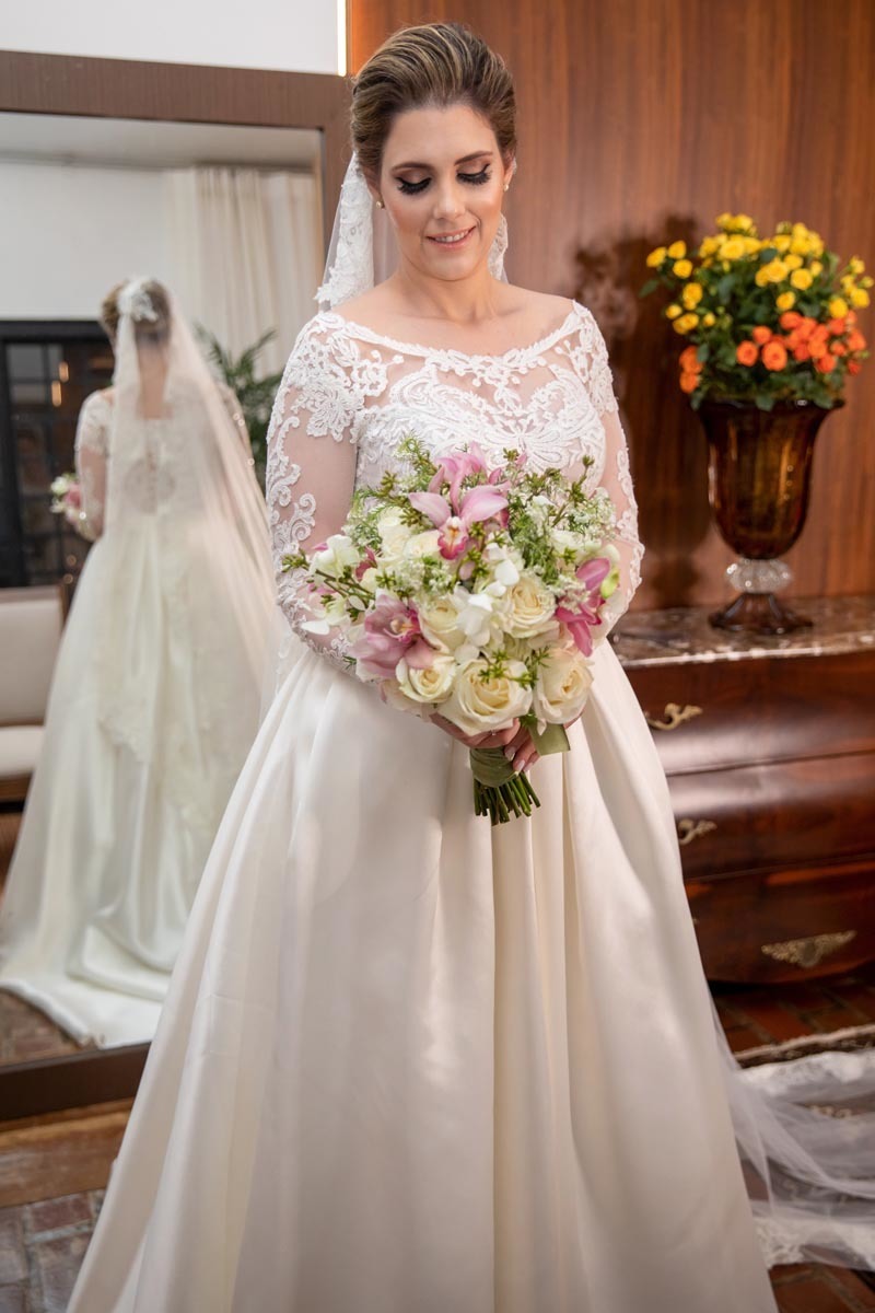 noiva linda com buque maravilhoso de flores