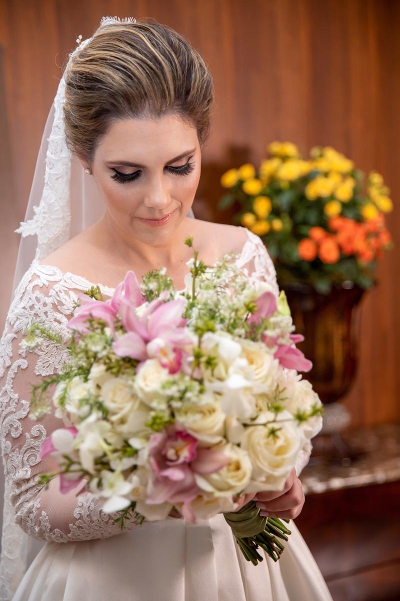 noiva observando seu buque de casamento, fotógrafo Leandro Frin